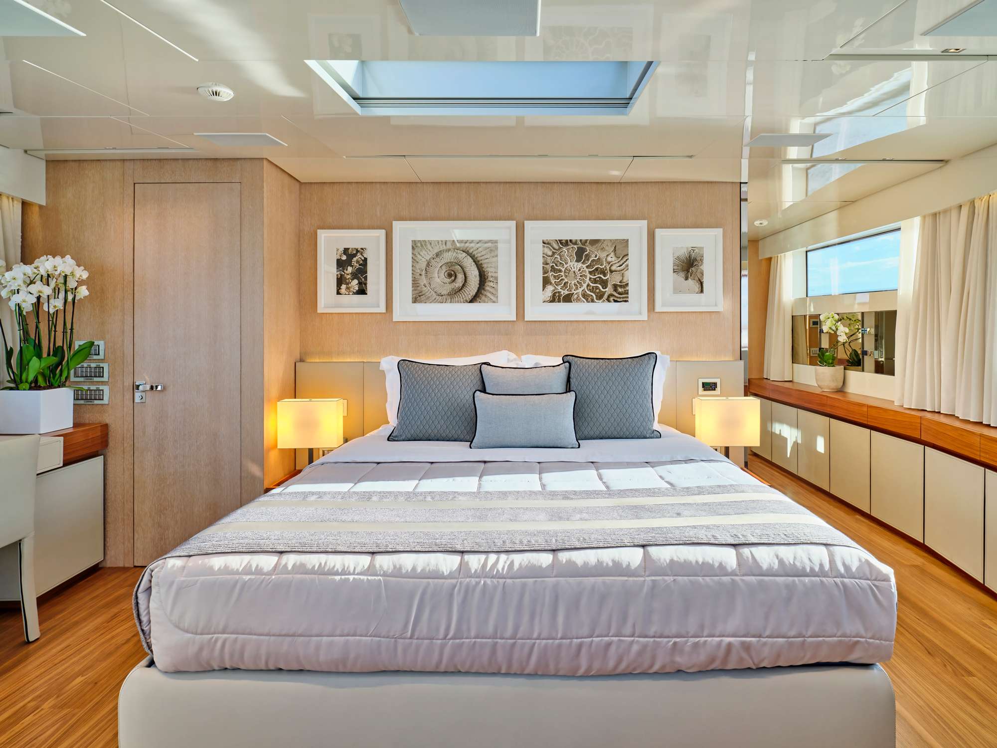 GOLDEN YACHT