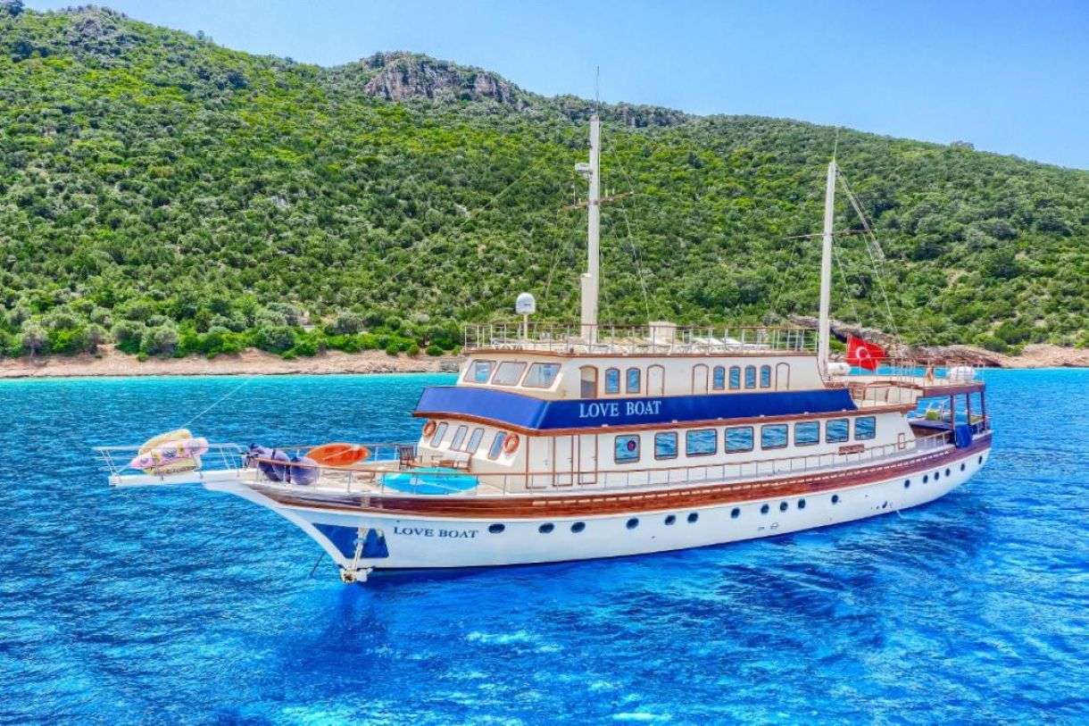 LOVE BOAT