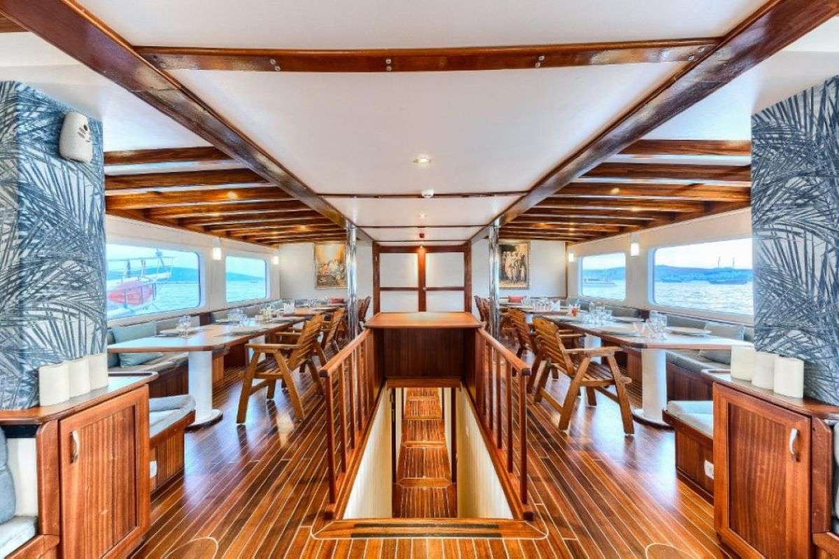 LOVE BOAT