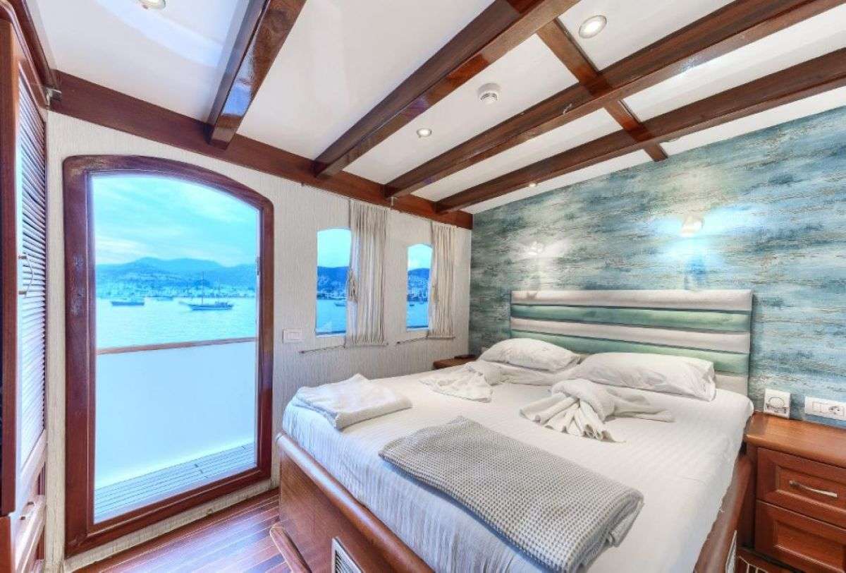 LOVE BOAT