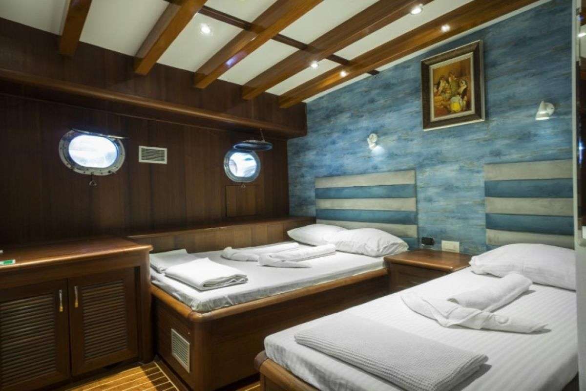 LOVE BOAT