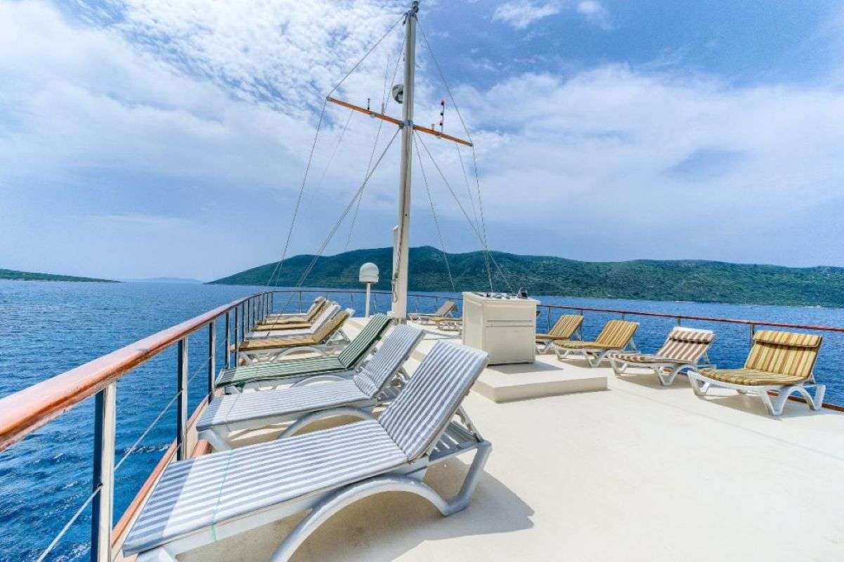 LOVE BOAT